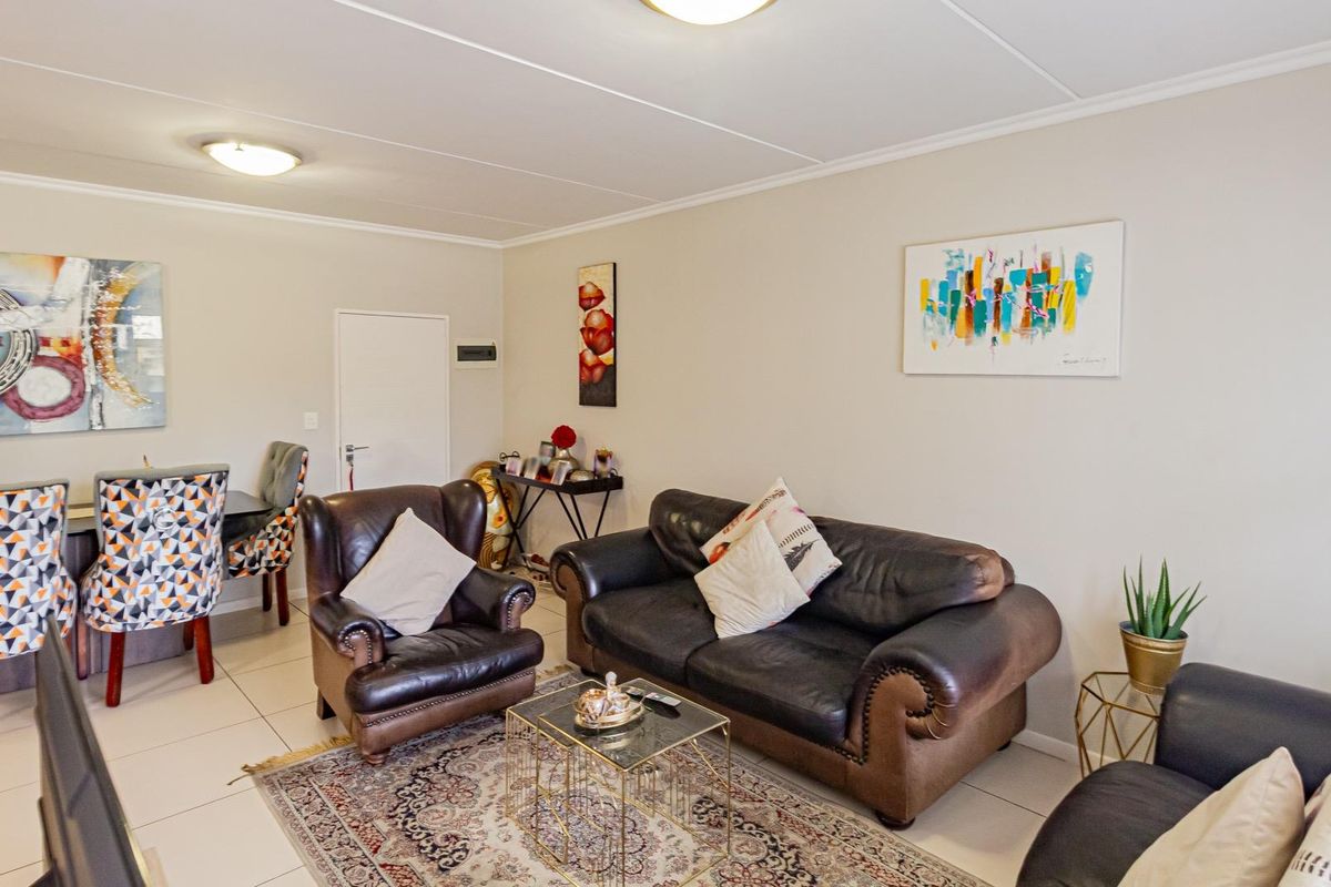 Spacious 3Bed, 2Bath for sale in Kylami - Photo 2