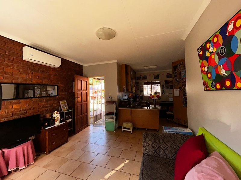 Cozy & Secure: 2-Bedroom Gem with Open-Plan Living, Covered Stoop & Garden Care! - Photo 4