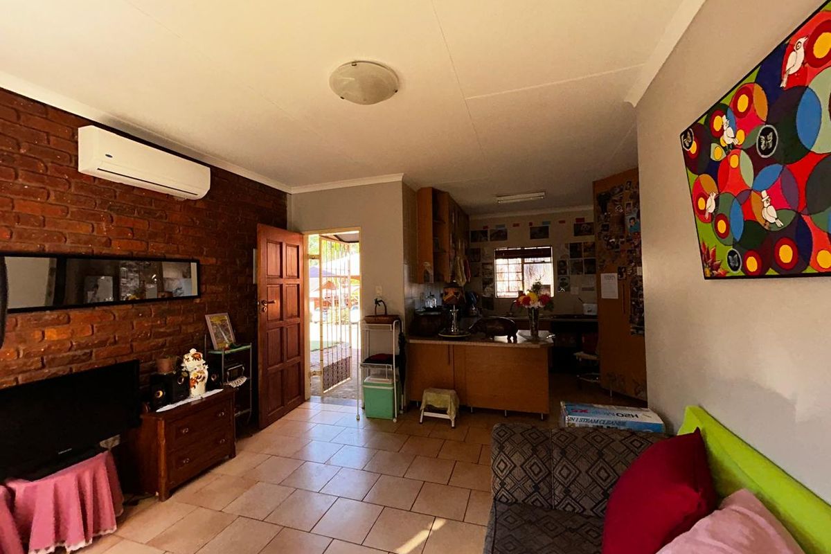 Cozy & Secure: 2-Bedroom Gem with Open-Plan Living, Covered Stoop & Garden Care! - Photo 4