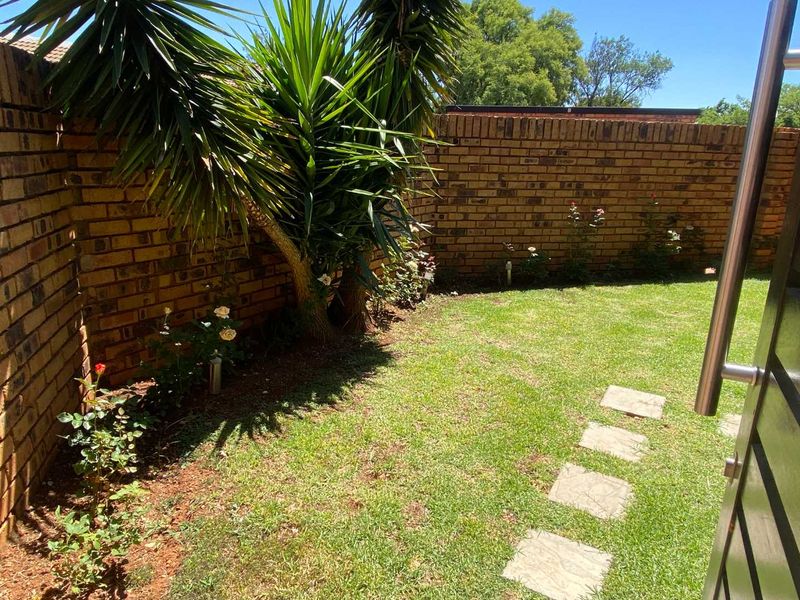 2 Bedroom Townhouse in Highveld. - Photo 4