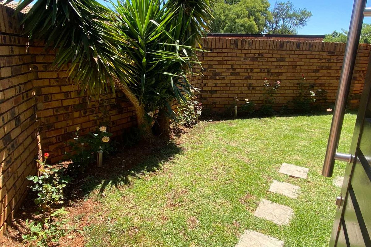 2 Bedroom Townhouse in Highveld. - Photo 4