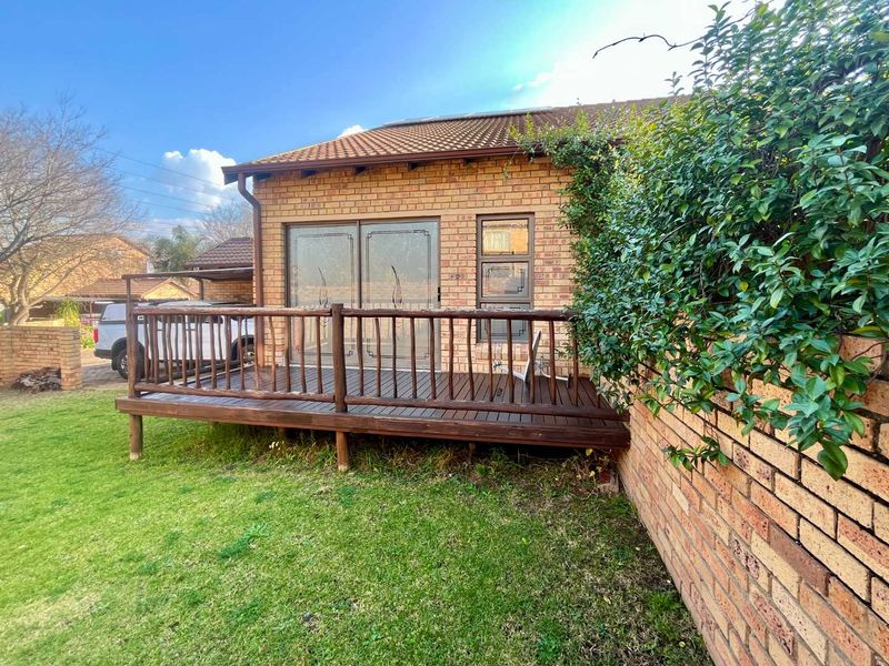 Beautiful 2-Bedroom Duplex with Generous Yard in Rooihuiskraal North - Photo 2