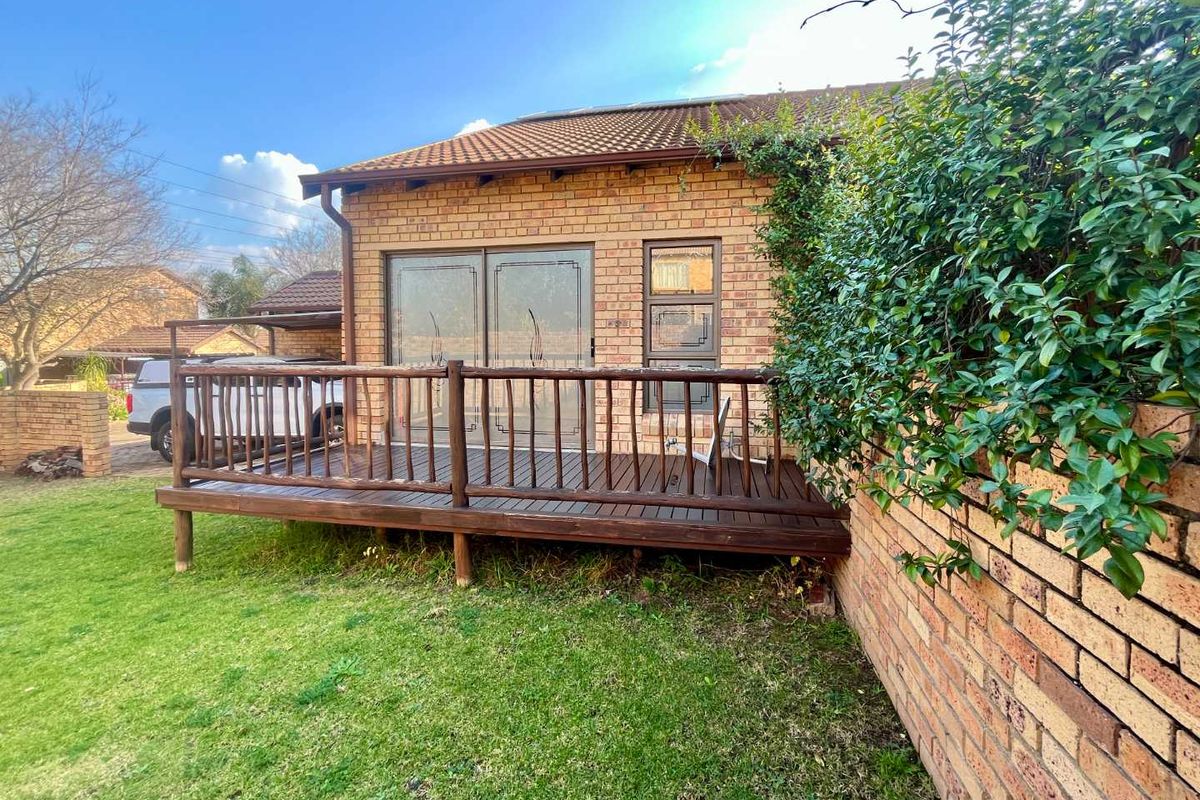 Beautiful 2-Bedroom Duplex with Generous Yard in Rooihuiskraal North - Photo 2