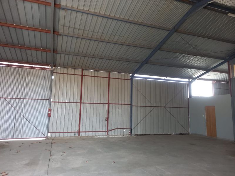 Medium Size Warehouse plus offices to let - Photo 2