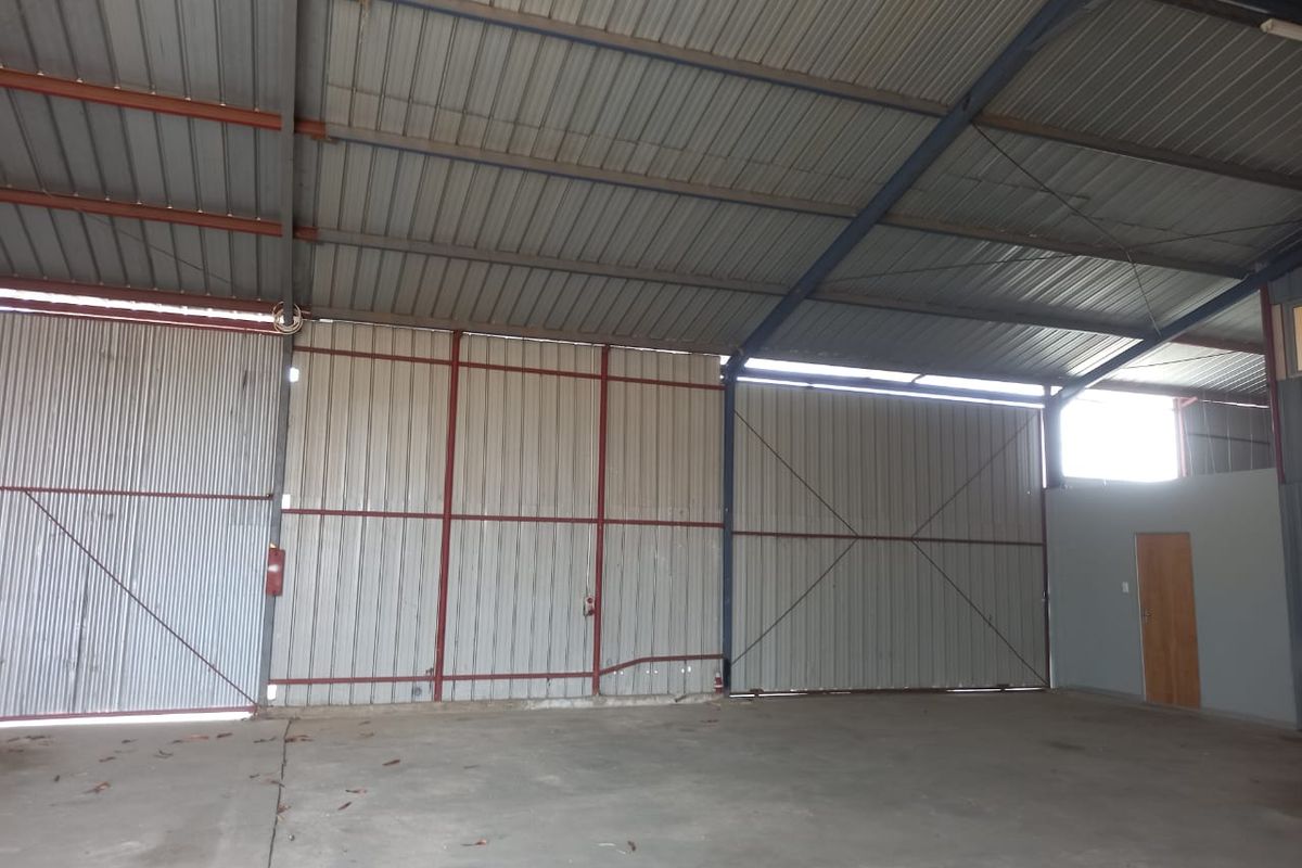 Medium Size Warehouse plus offices to let - Photo 2