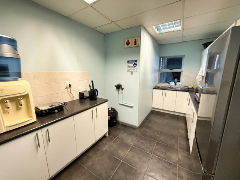 Large Trendy High-Spec Office Block with warehouse or workshop to Let - Photo 7