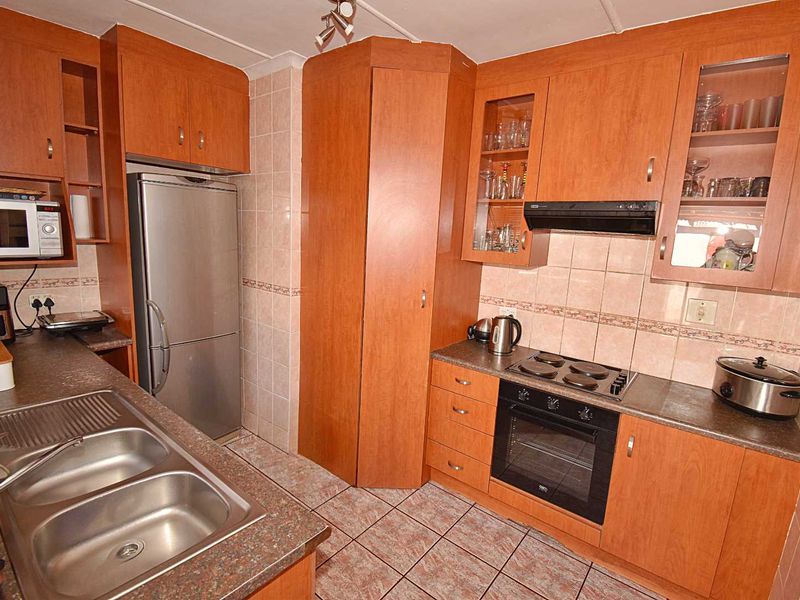 Spacious Family Home with Entertainment Features - Photo 9
