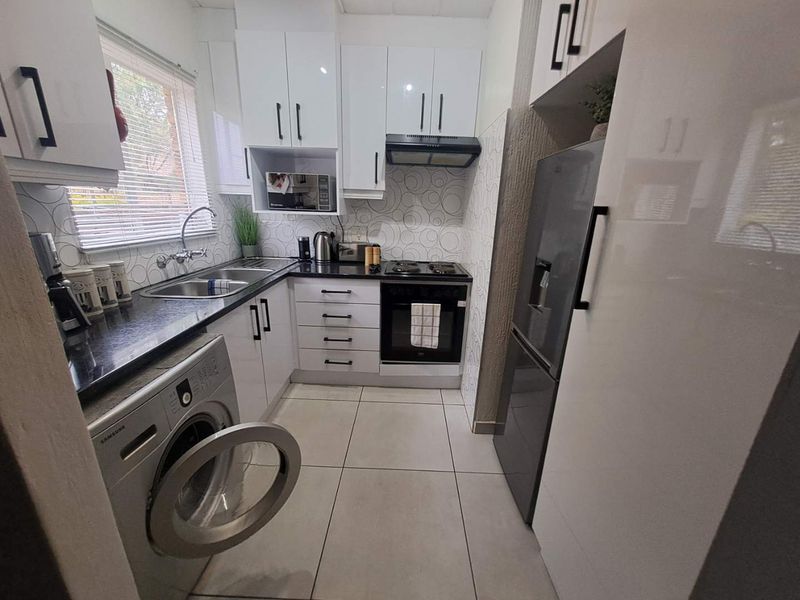 Modern 2 Bedroom Townhouse For Sale in Highveld Perfect for First Time Buyers! - Photo 2