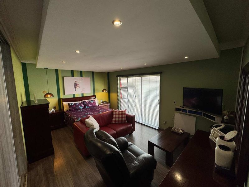 Large Family Home for Sale - Photo 6