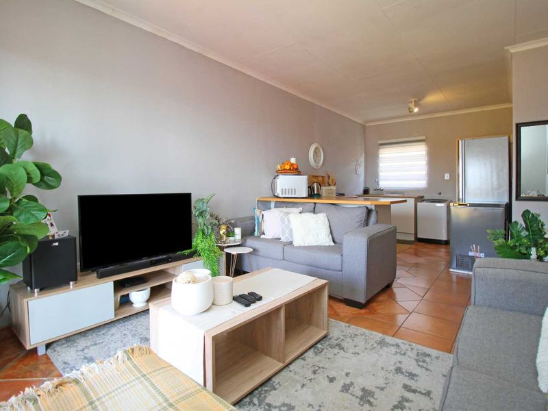 Neat 2-Bedroom Apartment in Complex - Photo 2