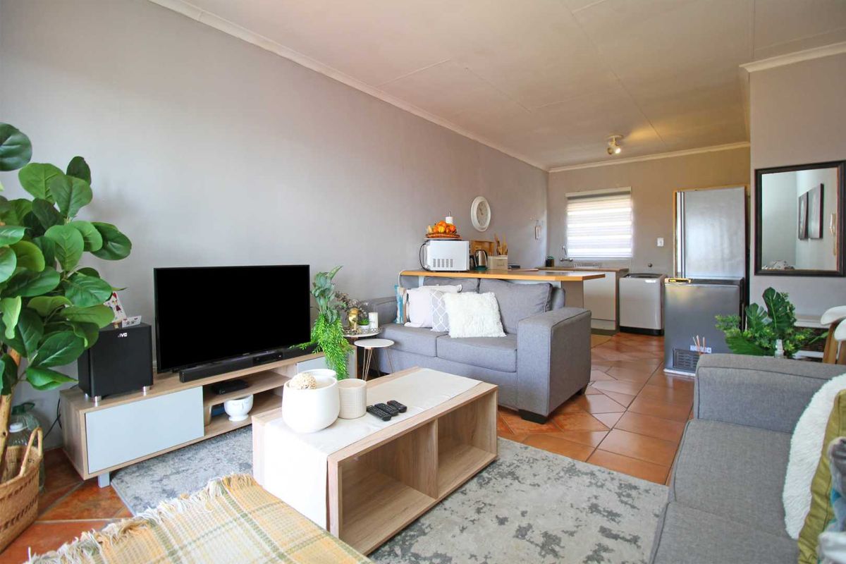 Neat 2-Bedroom Apartment in Complex - Photo 2