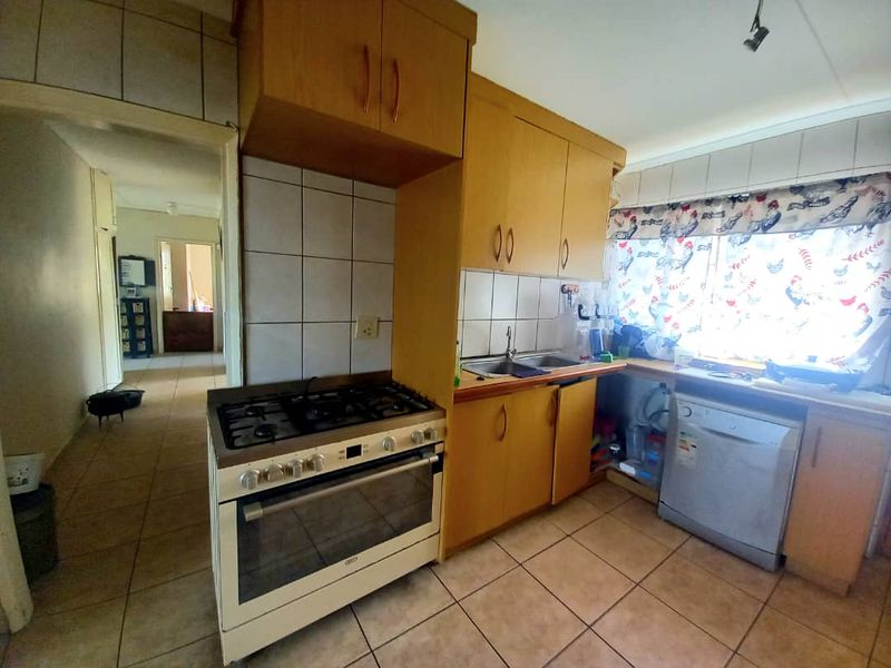 3 bedroom home with 2 single flats - Photo 3