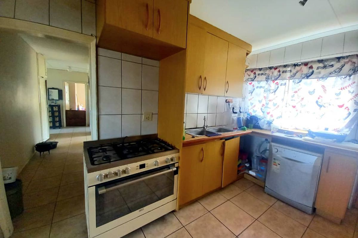 3 bedroom home with 2 single flats - Photo 3