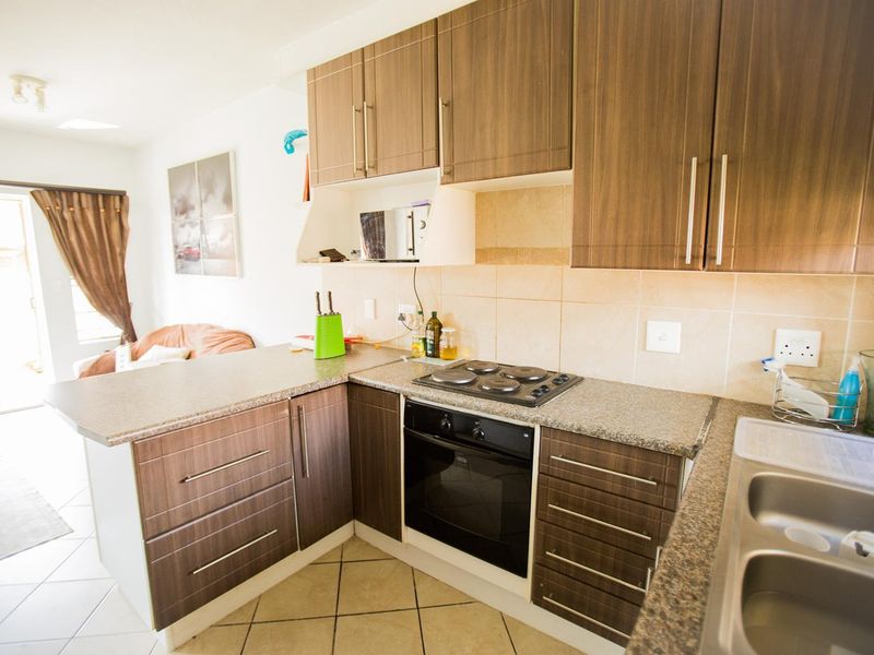 2 Bedroom Ground Unit with Private Garden - Photo 1