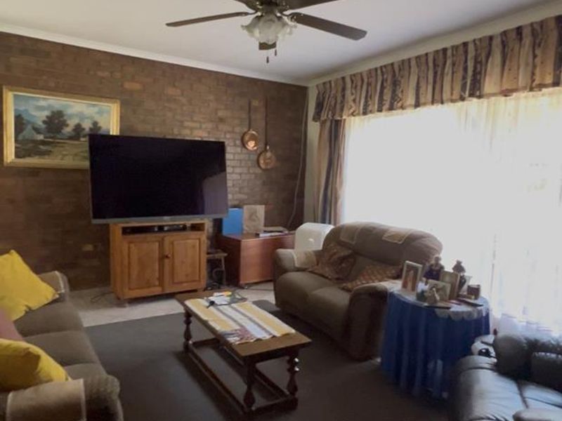 Stunning 1700m2 Entertainer's Dream with 1-Bed Cottage & Solar Pool in Brackenhurst - Photo 10