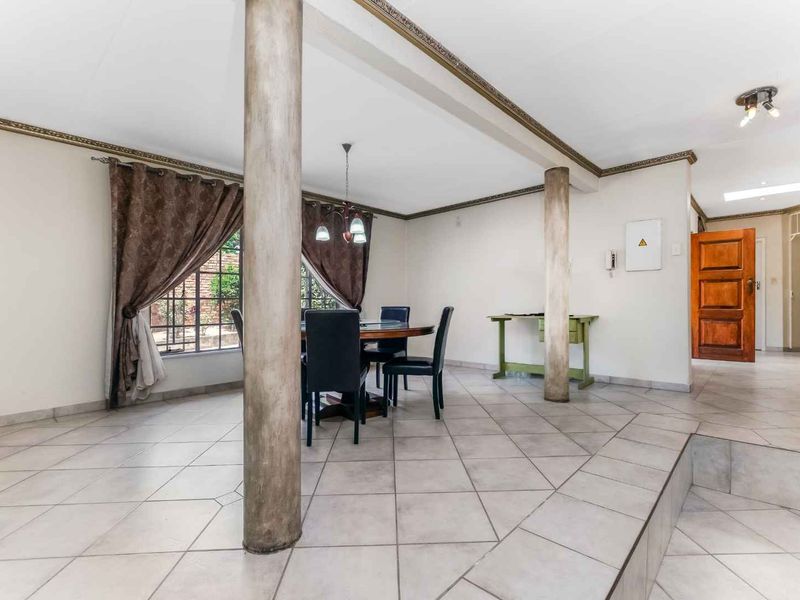 A SINGLE-STOREY FAMILY HOME IN A SECURE BOOMED AREA, WITH A MASSIVE GARDEN -  JUST SOUNDS WONDERFUL - Photo 7