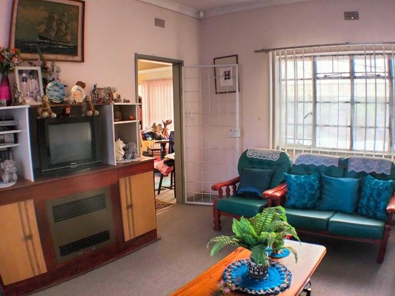 3 Bedroom House with lots of potential (Exclusive Sole Mandate) - Photo 3