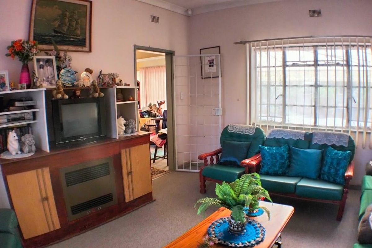 3 Bedroom House with lots of potential (Exclusive Sole Mandate) - Photo 3