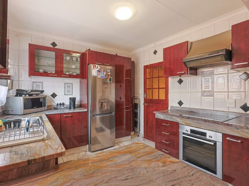 Spacious 3 Bedroom Family Home with Income-Generating Flatlets - Photo 7