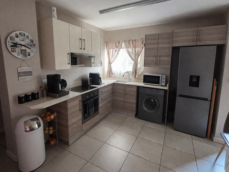 Modern Lock-Up-and-Go Duplex Offering 2 Bedrooms and Double Carport Convenience - Photo 5