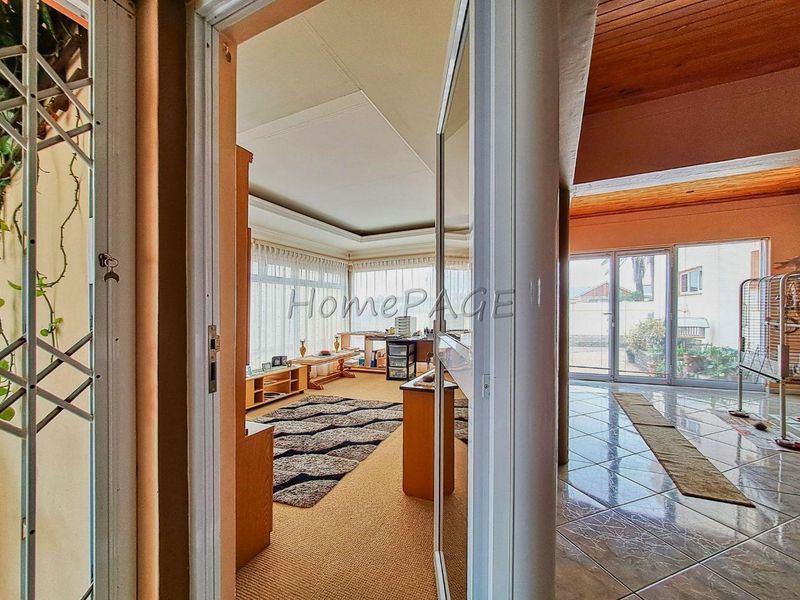 Central Walvis Bay:  Spacious 3 Bedr Home with 2 Bedr Flat is for Sale - Photo 9