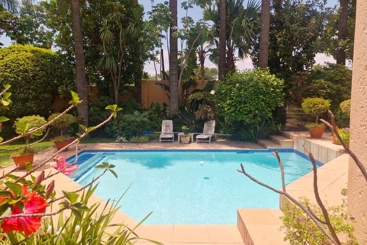 3 Bedroom simplex Cluster in small intimate complex on prestigious west road south - Photo 2