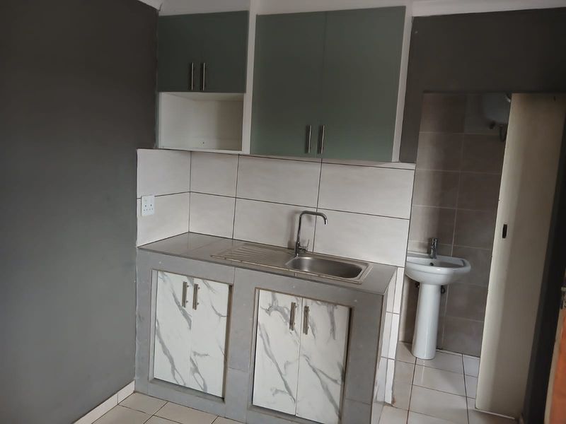 EXCLUSIVE | MODERN GARDEN FLATLET IN DAWN PARK – ACT FAST This is a rare opportunity to secure a well-positioned garden flatlet in the heart of Dawn Park. - Photo 3