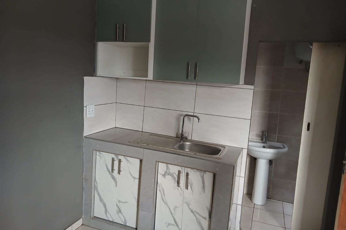 EXCLUSIVE | MODERN GARDEN FLATLET IN DAWN PARK – ACT FAST This is a rare opportunity to secure a well-positioned garden flatlet in the heart of Dawn Park. - Photo 3