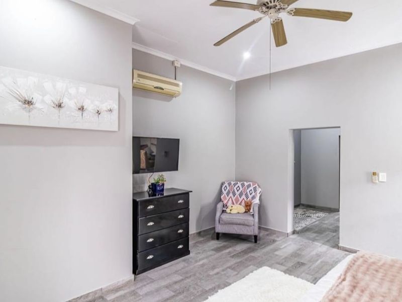 Stunning Fully Furnished Rental In Secure Midstream. - Photo 9