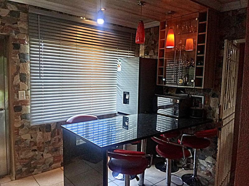 3 BED IN BRACKENDOWNS EXT 5 - Photo 2