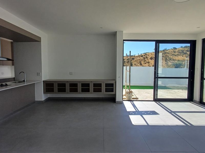 To Let - Photo 2