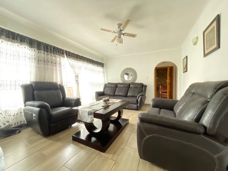 Spacious Cluster With Private Garden & Double Garage - Photo 2