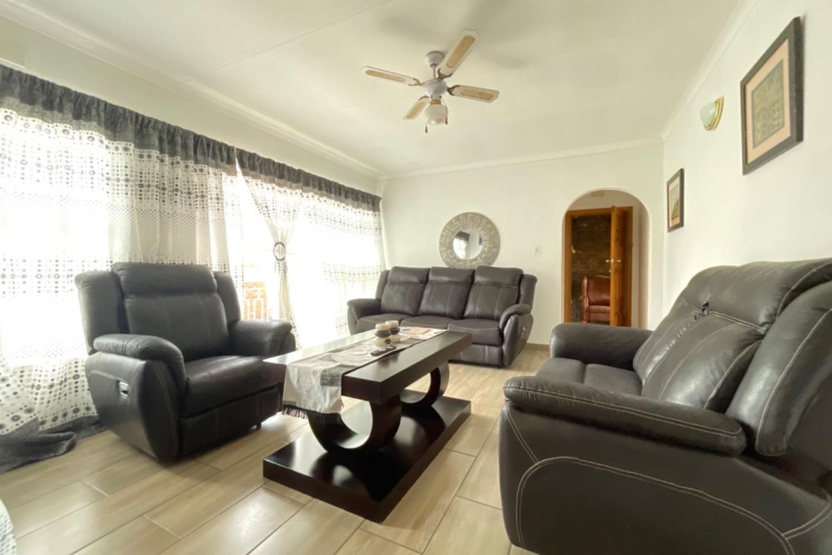 Spacious Cluster With Private Garden & Double Garage - Photo 2