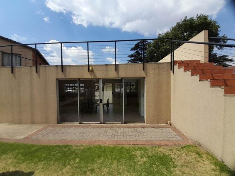 Contemporary Lock-Up-and-Go 2-Bedroom Townhouse in Ravensklip. - Photo 7