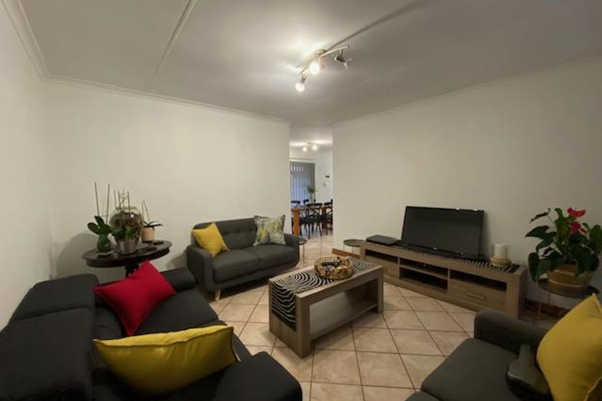2 Bedroom Townhouse – Standalone Simplex with Exceptional Layout - Photo 3