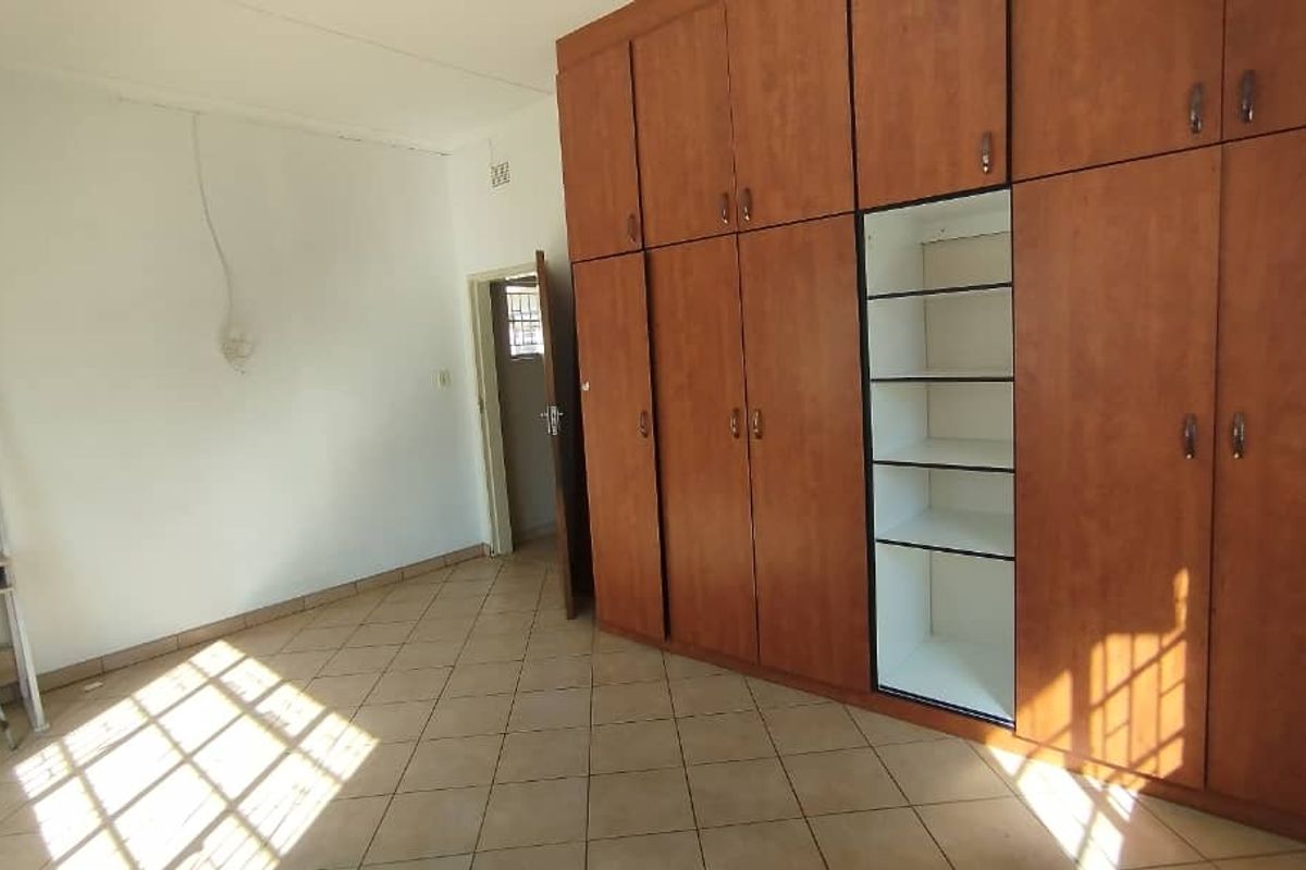 Spacious family home with income-generating flats - for Sale!! - Photo 4