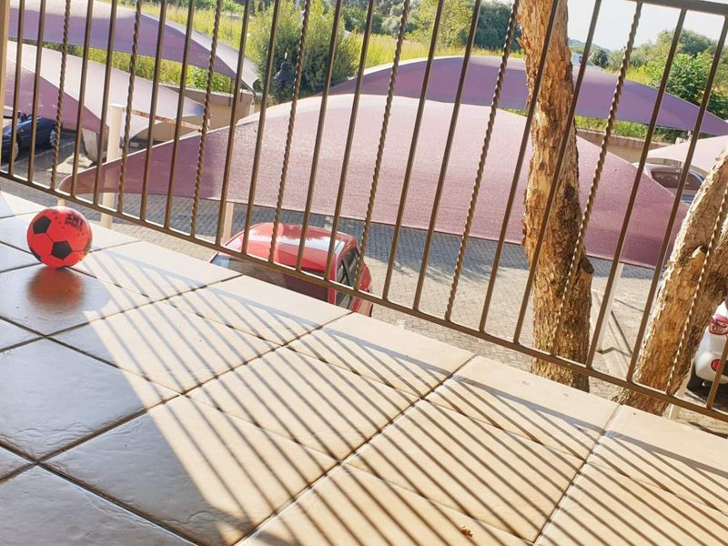 Charming Apartment Offering Comfortable Living - Photo 4