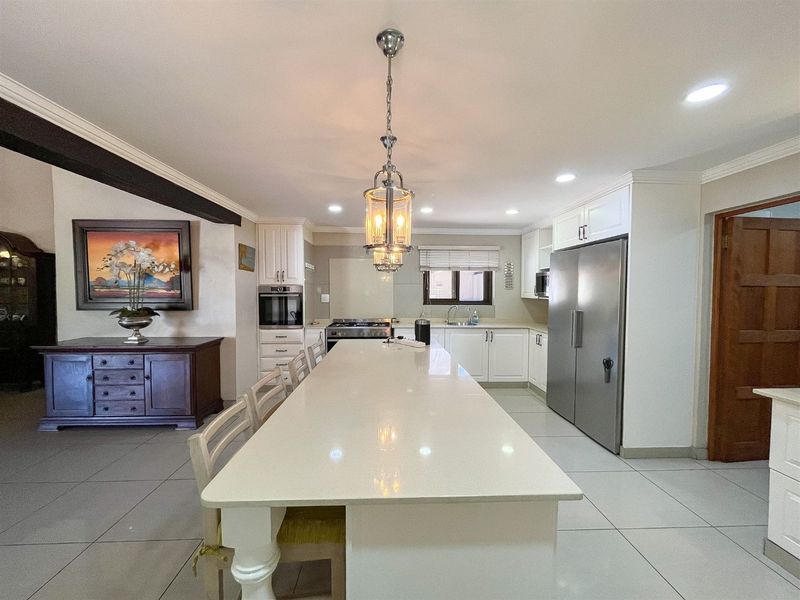 Elegant 5-Bedroom Home with Pool and Mountain Views - Photo 7