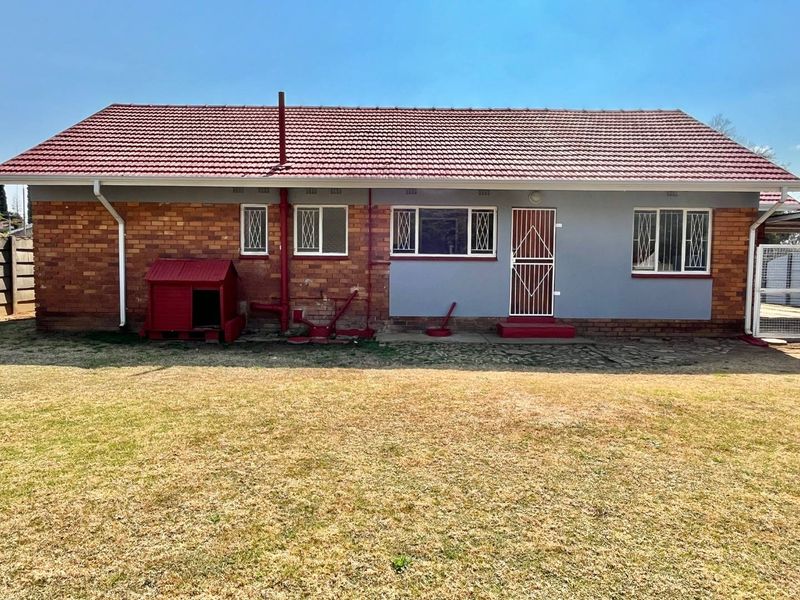 "Move-In Ready: Modern 4-Bed Home in Prime Van Dyk Park - Photo 2