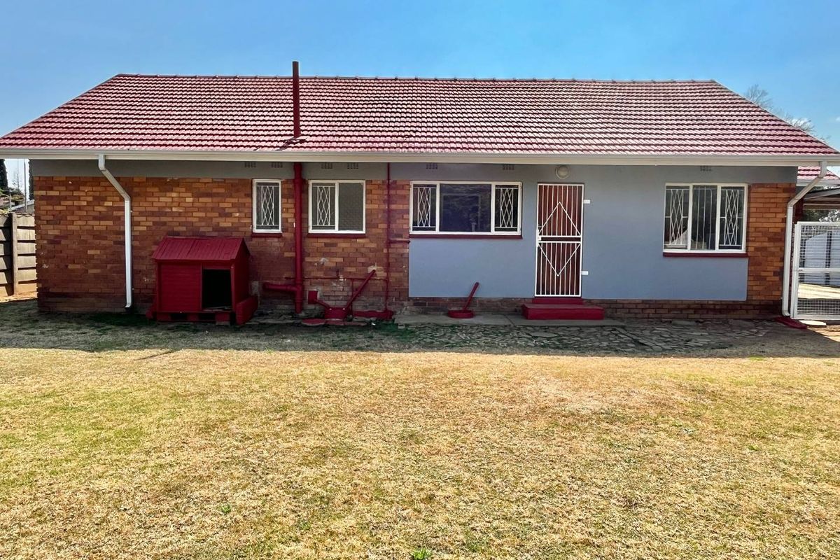 "Move-In Ready: Modern 4-Bed Home in Prime Van Dyk Park - Photo 2