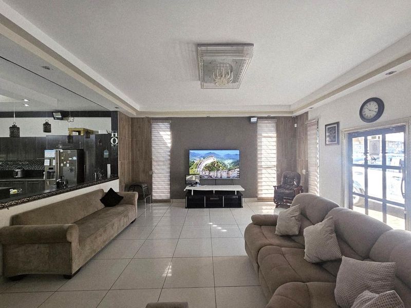 Exceptional Dual-Residency Property in Prime Location - Photo 3