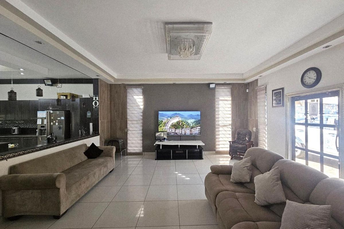 Exceptional Dual-Residency Property in Prime Location - Photo 3