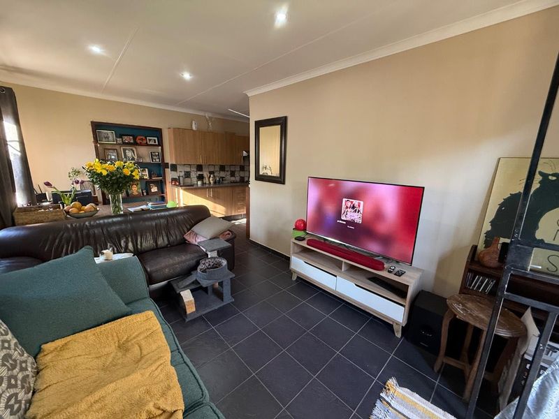 Neat 2 Bedroom Home with Entertainment Patio - Photo 7
