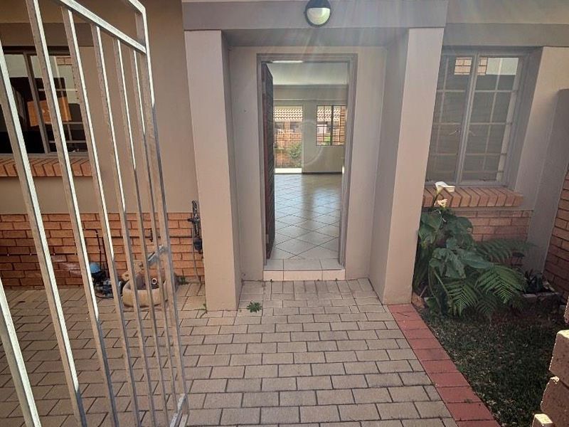 2 BEDROOM TOWNHOUSE IN MOOIKLOOF RIDGE ESTATE FOR SALE - Photo 2