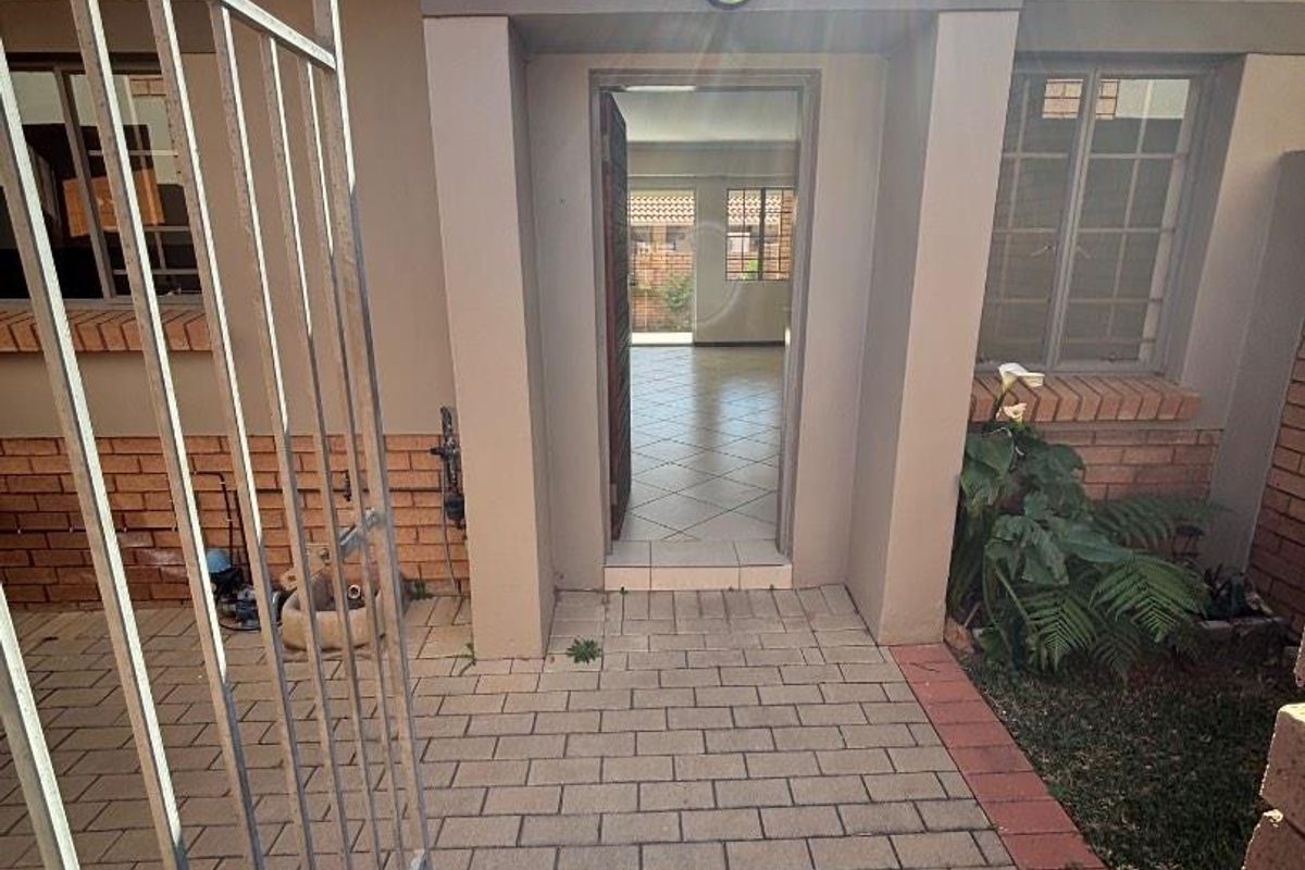 2 BEDROOM TOWNHOUSE IN MOOIKLOOF RIDGE ESTATE FOR SALE - Photo 2