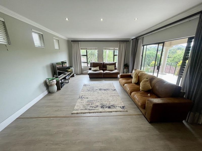 Hendra - Elevated 3 Bedroom Home in Sought-After Gated Estate – La Lucia - Photo 3