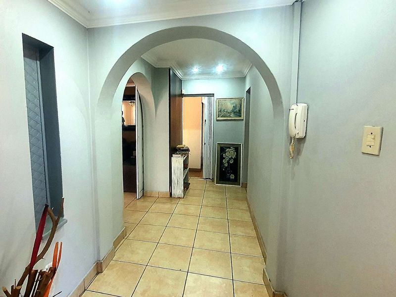 Lovely 5 bedroom family home with a study and entertainment area - Photo 9