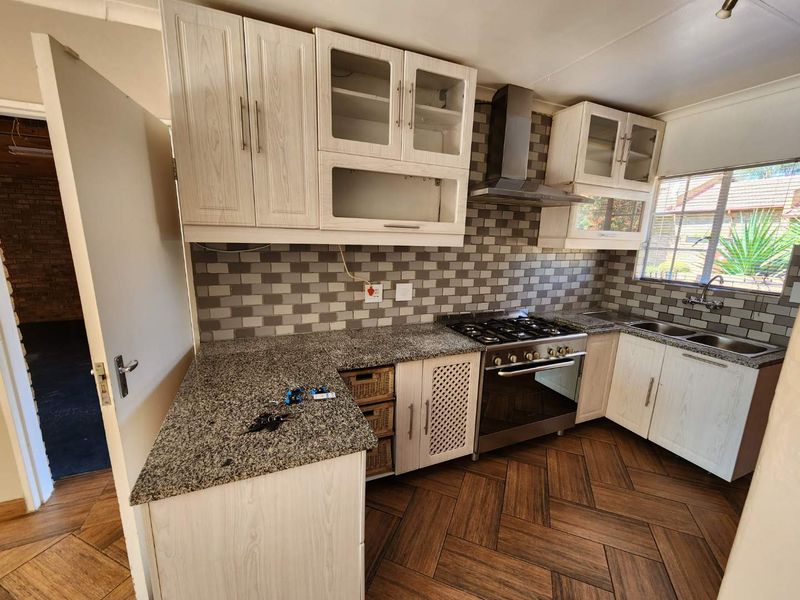 Immaculate simplex unit with own private garden - Photo 7