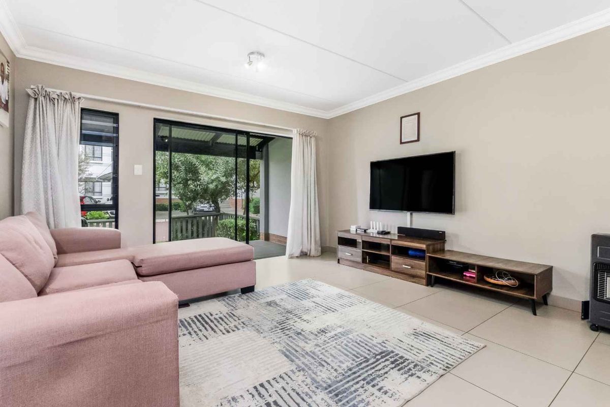 MODERN 2 BEDROOM 2 BATHROOM GARDEN APARTMENT FOR SALE - Photo 3