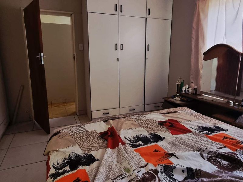 Khomasdal 3 bedroom house with flat - Photo 9